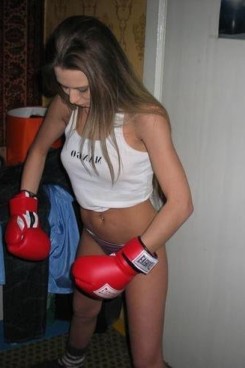 Юная боксёрша позирует обнажённой в перчатках