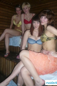 Прекрасные девчонки развлекаются в бане | Голые в бане