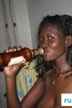 Вульгарная негритянка напилась алкоголя | Голые пьяные