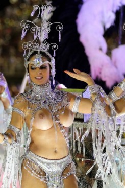 Обнажённые бразильянки в карнавальских костюмах