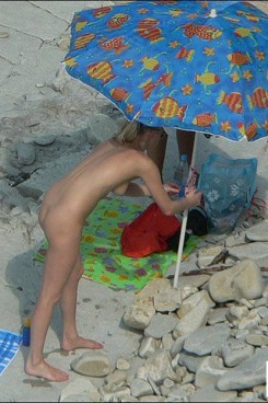 Прекрасная нудистка на пляже