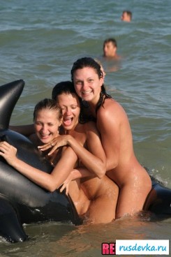 Подруги резвятся на море с надувным дельфином | Голые на пляже