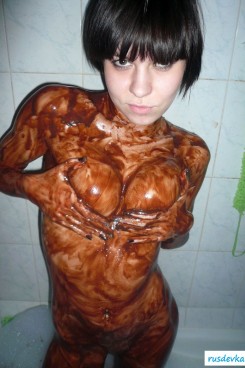 Шоколадная шлюшка голышом в ванне (частные фотографии) | Личные фото