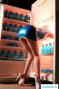 Голая маленькая грудь девахи в холодильнике (20 фото) | Голые в латексе
