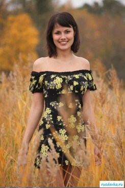 Красивая голая русская женщина на прогулке в поле (22 фото)